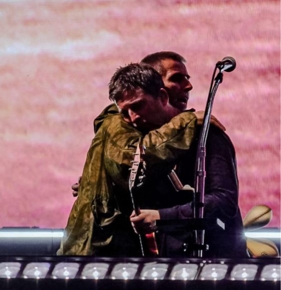 Liam e Noel sul palco del Principality Stadium, Cardiff, 05/07/2025. Copyright talktonight27