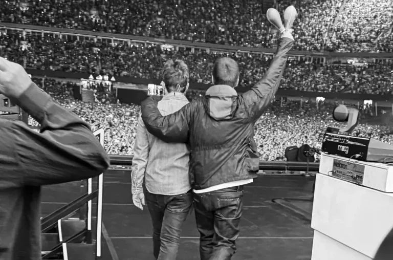 Noel e Liam Gallagher salgono sul palco per la prima serata del loro tour "Oasis Live '25" al Principality Stadium di Cardiff, Galles, venerdì 4 luglio 2025. Angus Jenner