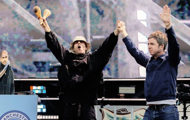 Liam e Noel sul palco del Murrayfield Stadium, 08/08/2025